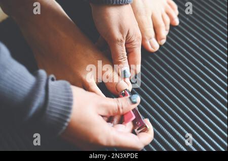 Geschnittene Zehennägel geschnittene Nägel Konzept, Frau Hand halten Nagelschneider und Schneiden Nägel Fuß - Pediküre Nagel Gesundheit Stockfoto