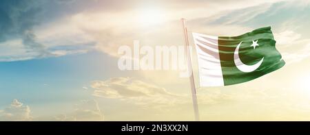 pakistan schwenkt mit der Flagge am wunderschönen Himmel. Stockfoto