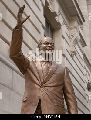 Statue des ehemaligen Bürgermeisters Marion Barry in Washington, D.C., USA. Bürgermeister für Leben vor dem John A. Wilson Gebäude. Stockfoto