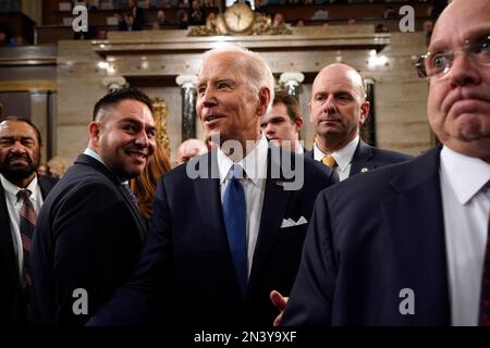 Washington. 7. Februar 2023. Präsident Joe Biden geht nach der Rede zur Lage der Union zu einer gemeinsamen Kongresstagung am Dienstag, den 7. Februar 2023 im Kapitol in Washington. Kredit: Jacqueline Martin/Pool über CNP/dpa/Alamy Live News Stockfoto