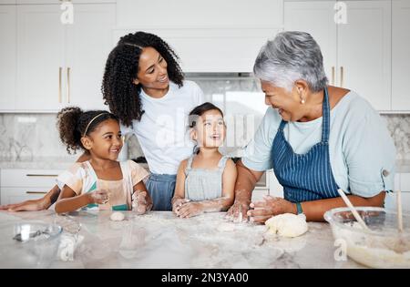Kochen von Teig, Lernen und Familie mit Kindern in der Küche backen Dessert oder Gebäck. Bildung, Pflege und Mutter und Oma, die Schwestern oder Kinder unterrichten Stockfoto