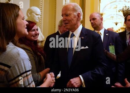 Washington. 7. Februar 2023. Präsident Joe Biden spricht nach der Rede zur Lage der Union vor einer gemeinsamen Kongresssitzung im Capitol am Dienstag, den 7. Februar 2023, in Washington mit den Menschen. Kredit: Jacqueline Martin/Pool über CNP/dpa/Alamy Live News Stockfoto