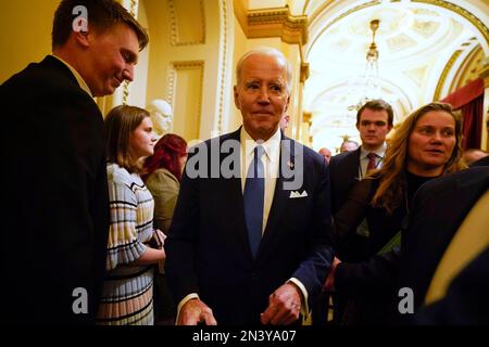 Washington. 7. Februar 2023. Präsident Joe Biden spricht nach der Rede zur Lage der Union vor einer gemeinsamen Kongresssitzung im Capitol am Dienstag, den 7. Februar 2023, in Washington mit den Menschen. Kredit: Jacqueline Martin/Pool über CNP/dpa/Alamy Live News Stockfoto