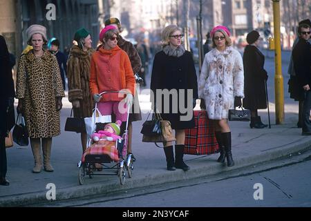 In den 1960er Jahren. Ein Moment, in dem Frauen auf die Straße warten, wenn die Lichter grün werden. Das mythische Jahr 1968. Die Mode war zu dieser Zeit persönlich und farbenfroh, sie mischte Materialien und kreierte ein Outfit, wie Sie es für richtig hielten. Schweden märz 1968 Stockfoto