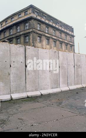 Die Berliner Mauer. Eine bewachte Betonbarriere, die Westberlin von 1961 bis 1989 umkreiste und es von Ostberlin und Ostdeutschland trennte. Der Bau der Berliner Mauer begann 1961. Westberlin war eine politische Enklave, die den westlichen Teil Berlins während der Jahre des Kalten Krieges umfasste. Foto 1978 der Berliner Mauer und ihrer Betonbauteile. Stockfoto