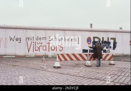 Die Berliner Mauer. Eine bewachte Betonbarriere, die Westberlin von 1961 bis 1989 umkreiste und es von Ostberlin und Ostdeutschland trennte. Der Bau der Berliner Mauer begann 1961. Westberlin war eine politische Enklave, die den westlichen Teil Berlins während der Jahre des Kalten Krieges umfasste. Foto 1978 der Berliner Mauer und ihrer Betonbauteile. Stockfoto