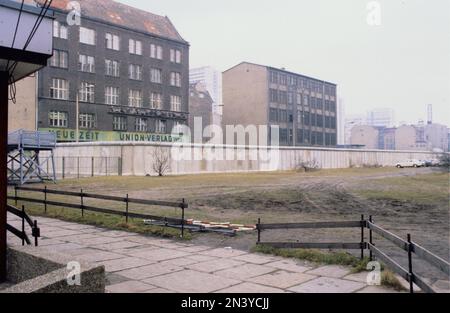 Die Berliner Mauer. Eine bewachte Betonbarriere, die Westberlin von 1961 bis 1989 umkreiste und es von Ostberlin und Ostdeutschland trennte. Der Bau der Berliner Mauer begann 1961. Westberlin war eine politische Enklave, die den westlichen Teil Berlins während der Jahre des Kalten Krieges umfasste. Foto 1978 der Berliner Mauer und ihrer Betonbauteile. Stockfoto