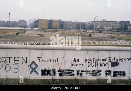 Die Berliner Mauer. Eine bewachte Betonbarriere, die Westberlin von 1961 bis 1989 umkreiste und es von Ostberlin und Ostdeutschland trennte. Der Bau der Berliner Mauer begann 1961. Westberlin war eine politische Enklave, die den westlichen Teil Berlins während der Jahre des Kalten Krieges umfasste. Foto 1978 der Berliner Mauer und ihrer Betonbauteile. Stockfoto