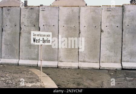 Die Berliner Mauer. Eine bewachte Betonbarriere, die Westberlin von 1961 bis 1989 umkreiste und es von Ostberlin und Ostdeutschland trennte. Der Bau der Berliner Mauer begann 1961. Westberlin war eine politische Enklave, die den westlichen Teil Berlins während der Jahre des Kalten Krieges umfasste. Foto 1978 der Berliner Mauer und ihrer Betonbauteile. Stockfoto