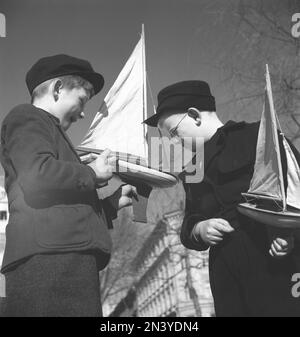 In den 1940er Jahren. Zwei Jungen mit ihren Modellsegelbooten, die an diesem Frühlingstag in Stockholm am Teich neben Observatorielunden im Zentrum Stockholms abgebildet wurden. Schweden 23. april 1940 Kristoffersson Ref. 116-13 Stockfoto