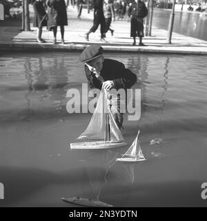 In den 1940er Jahren. Kinder mit ihren Modellsegelbooten, die an diesem Frühlingstag in Stockholm am Teich neben dem Observatorielunden im Zentrum Stockholms abgebildet sind. Schweden 23. april 1940 Kristoffersson Ref. 116-17 Stockfoto