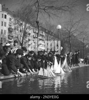 In den 1940er Jahren. Kinder mit ihren Modellsegelbooten, die an diesem Frühlingstag in Stockholm am Teich neben dem Observatorielunden im Zentrum Stockholms abgebildet sind. Schweden 23. april 1940 Kristoffersson Ref. 116-16-1 Stockfoto