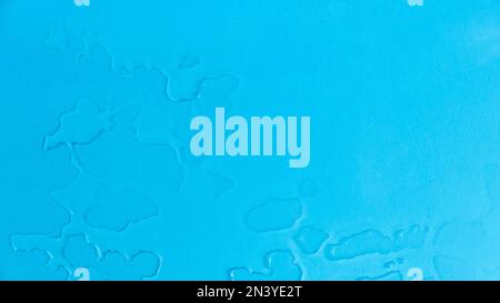 Ein Wassertropfen auf blauem Hintergrund. Stockfoto