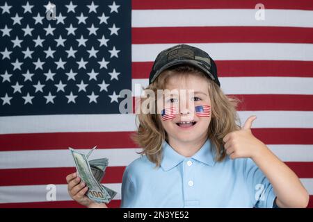 Amerikanische Träume. Glücklicher reicher Junge mit Bargeld. Kinderfeier Unabhängigkeitstag 4. juli. Konzept der Vereinigten Staaten von Amerika. Stockfoto