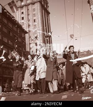 Friedensfeier 1945. Die Menschen von Stockholm feiern das Ende des Zweiten Weltkriegs Die Männer und Frauen sind auf Kungsgatan zu Fuß zu sehen, an dem Tag, an dem in Europa Schweden am 7 1945s. Mai Frieden ausgerufen wurde. Foto Kristoffersson N128-2 Stockfoto