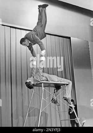 Akrobatikshow um 1960er Uhr. Die „Two Apollos“ treten auf der Bühne in einem ausgewogenen und kräftigen Akt auf. Folkets Park Eskilstuna Schweden 1960 Stockfoto