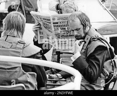 Der Norrmalmstorg-Raub am 23-28. august 1973. Kreditbanken auf der Normmalmstorg in Stockholm. Das erste kriminelle Ereignis in Schweden, über das live im Fernsehen berichtet wurde. Jan-Erik Olsson war der Räuber und wurde von einem ehemaligen Zellengenossen und Freund Clark Olofsson in der Bank begleitet. Die Räuber gaben auf, nachdem die Polizei Tränengas benutzte, keiner der Geiseln wurde verletzt. Ein Banküberfall und eine Geiselnahme, am besten bekannt als der Ursprung des Wortes Stockholm-Syndrom, ein vorgeschlagener Zustand, in dem Geiseln eine physologische Bindung zu ihren Entführern entwickeln. Das Bild zeigt die Polizei, die sich während des Ro auf dem Platz versammelt hat Stockfoto