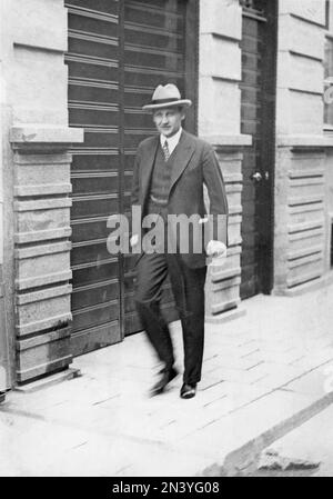 Ivar Kreuger. Schwedischer Finanzier, Unternehmer und Industrielle. 2. märz 1880 bis 12. märz 1932. Er baute ein globales Finanzimperium auf. Zwischen den beiden Weltmeisterschaften kontrollierte er zwischen zwei Dritteln und drei Vierteln der weltweiten Spielproduktion und wurde als „Match King“ bekannt. Kreugers Finanzimperium brach während der großen Depression zusammen und er wurde tot im Schlafzimmer seiner Wohnung in Paris aufgefunden. Die Polizei kam zu dem Schluss, dass er Selbstmord begangen hatte. 1920er Stockfoto
