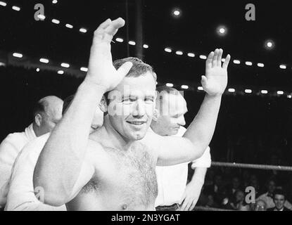 Ingemar Johansson. Schwedischer Profi-Boxer. Geboren am 22. september 1932 - 30. januar 2009. Foto vom 26. juni 1959, nachdem er den Weltmeistertitel im Schwergewicht gewonnen und Floyd Patterson im Yankee Stadium New York USA besiegt hatte. ref. BV23-1 Stockfoto