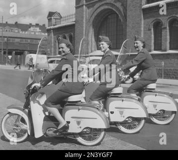 In den 1950er Jahren. Die Verkehrsaufseher in Stockholm auf ihren brandneuen Rollern, die mit dem Emblem der Stadt an der Seite beschriftet sind. Gunvor Hedblad, Inga Gustavsson und Siv Blomberg. Schweden 1959 Stockfoto