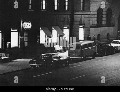 Der Norrmalmstorg-Raub am 23-28. august 1973. Kreditbanken auf der Normmalmstorg in Stockholm. Das erste kriminelle Ereignis in Schweden, über das live im Fernsehen berichtet wurde. Jan-Erik Olsson war der Räuber und wurde von einem ehemaligen Zellengenossen und Freund Clark Olofsson in der Bank begleitet. Die Räuber gaben auf, nachdem die Polizei Tränengas benutzte, keiner der Geiseln wurde verletzt. Ein Banküberfall und eine Geiselnahme, am besten bekannt als der Ursprung des Wortes Stockholm-Syndrom, ein vorgeschlagener Zustand, in dem Geiseln eine physologische Bindung zu ihren Entführern entwickeln. Das Bild zeigt den Fluchtwagen auf der Straße vor der Bank, Stockfoto