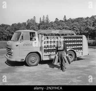 Coca Cola in den 1950er. Am 1. januar 1953 durfte Coca-Cola erstmals in Schweden hergestellt und verkauft werden; zuvor war der Verkauf in Schweden beschränkt, da der Coca-Cola-Gehalt verbotene Stoffe wie Phosphorsäure und Koffein enthielt. Ein früherer Lieferwagen mit Coca-Cola-Flaschen. Ein Volvo-Lkw, Modell L42, modifiziert und rot lackiert für den exklusiven Einsatz bei Coca-Cola-Lkw. Coca-Cola war früh dran mit Werbung für ihre Fahrzeuge. Schweden 1956 Stockfoto