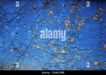 Risse in Betonwänden im Vintage-Stil, alte Wand. Abstrakter grunge dunkler marineblauer Hintergrund, strukturiert. Speicherplatz kopieren. Stockfoto