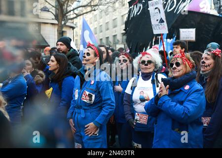 Mehrere feministische Demonstranten protestieren gegen die Rentenreform. Die Demonstration, die am dritten Tag landesweiter Kundgebungen seit Jahresbeginn stattfand, wurde durchgeführt, um gegen eine zutiefst unpopuläre Rentenreform am 7. Februar 2023 in Paris zu protestieren. Frankreich bereitete sich für neue Streiks und Massendemonstrationen gegen den Vorschlag des französischen Präsidenten vor, die französischen Renten zu reformieren, einschließlich der Anhebung des Rentenalters von 62 auf 64 Jahre und der Erhöhung der Zahl der Jahre, in denen die Menschen am 7. Februar 2023 Beiträge für eine volle Rente entrichten müssen, Einen Tag, nachdem die Gesetzgeber anfingen, das umstrittene Gesetz zu diskutieren. Foto von Stockfoto