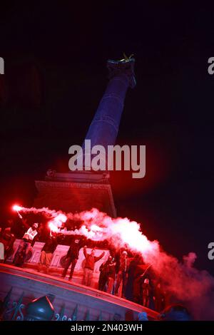 Mehrere junge Demonstranten mit Rauchbomben vor der Juli-Kolonne auf dem Place de la Bastille. Die Demonstration, die am dritten Tag landesweiter Kundgebungen seit Jahresbeginn stattfand, wurde durchgeführt, um gegen eine zutiefst unpopuläre Rentenreform am 7. Februar 2023 in Paris zu protestieren. Frankreich bereitete sich auf neue Streiks und Massendemonstrationen gegen den Vorschlag des französischen Präsidenten vor, die Renten in Frankreich zu reformieren, einschließlich einer Anhebung des Rentenalters von 62 auf 64 Jahre und einer Erhöhung der Anzahl der Jahre, die die Menschen am 7. Februar 2023, einem Tag, nachdem die Gesetzgeber deb gegründet hatten, Beiträge für eine volle Rente leisten müssen Stockfoto