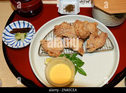 Mittagessen mit Hühnchen-Karaage. Stockfoto