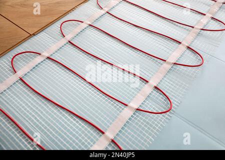 Installation eines modernen Fußbodenheizsystems in Innenräumen, Nahaufnahme Stockfoto