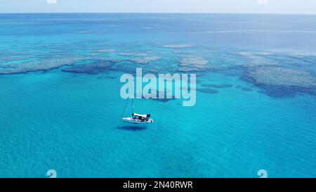 Luftaufnahme eines Segelboots, das am Great Barrier Reef vor Anker liegt Stockfoto