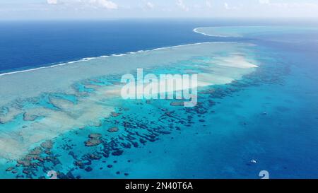 Luftaufnahme eines Segelboots, das am Great Barrier Reef vor Anker liegt Stockfoto