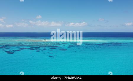 Luftaufnahme einer kleinen sandkai mit einer abgelegenen Wetterstation umgeben von einem Riff im Korallenmeer vor Australien Stockfoto