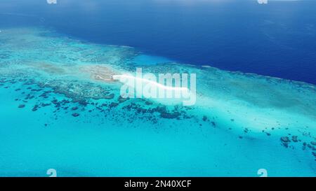 Kleine sandkai mit einer abgelegenen Wetterstation umgeben von einem Riff im Korallenmeer vor Australien Stockfoto