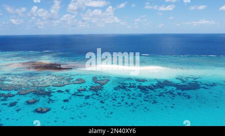 Kleine sandkai mit einer abgelegenen Wetterstation umgeben von einem Riff im Korallenmeer vor Australien Stockfoto