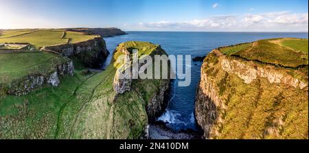Dunseverick Castle Befindet Sich Westlich Des Dorfes Dunseverick In Der dunseverick-castle-befindet-sich-westlich-des-dorfes-dunseverick-in-der