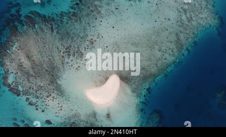 Luftaufnahme eines kleinen sandkais, umgeben von einem Riff im Great Barrier Reef Stockfoto