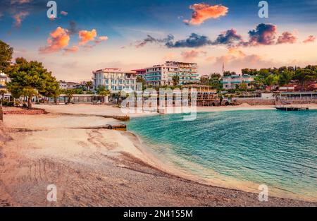 Ruhiger Sonnenuntergang im Frühling in Ksamil. Malerische abendliche Küstenlandschaft des Ionischen Meeres. Wunderschöne Outdoor-Szene im Butrint-Nationalpark, Albanien, Europa. Trav Stockfoto