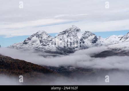 Ein Blick aus der Vogelperspektive auf den faszinierenden verschneiten Berg Stockfoto