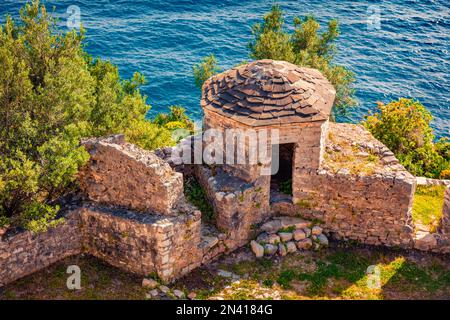 Steinturm auf der Ali Pasha Tepelena Festung. Herrliche morgendliche Meereslandschaft der Adria. Wundervolle Außenlandschaft von Albanien, Europa. Reisekonzept BA Stockfoto