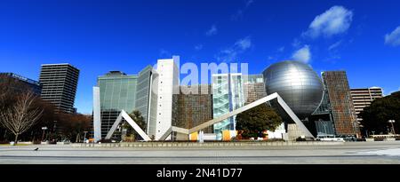 Das Wissenschaftsmuseum der Stadt Nagoya aus dem Shirakawa Park in Sakae, Nagoya, Japan. Stockfoto