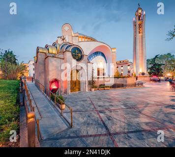 Herrlicher Frühlingsblick auf die orthodoxe Kathedrale der Auferstehung Christi. Malerischer Sonnenuntergang in der Hauptstadt Albaniens - Tirana. Hintergrund des Reisekonzepts. Stockfoto