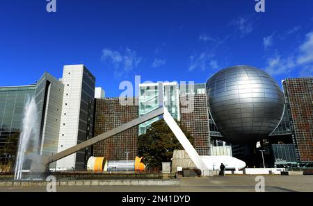 Das Wissenschaftsmuseum der Stadt Nagoya aus dem Shirakawa Park in Sakae, Nagoya, Japan. Stockfoto