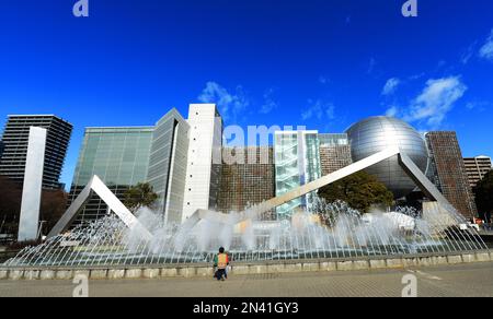 Das Wissenschaftsmuseum der Stadt Nagoya aus dem Shirakawa Park in Sakae, Nagoya, Japan. Stockfoto