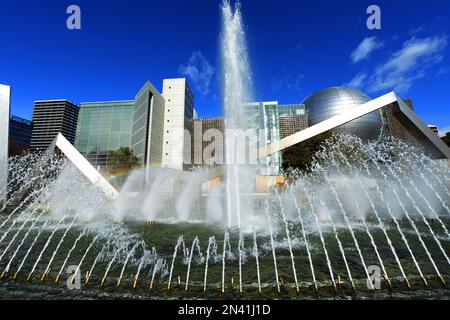 Das Wissenschaftsmuseum der Stadt Nagoya aus dem Shirakawa Park in Sakae, Nagoya, Japan. Stockfoto