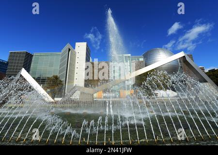 Das Wissenschaftsmuseum der Stadt Nagoya aus dem Shirakawa Park in Sakae, Nagoya, Japan. Stockfoto