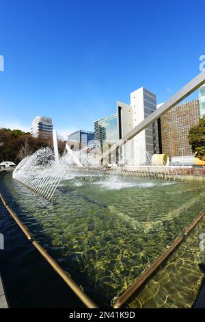 Das Wissenschaftsmuseum der Stadt Nagoya aus dem Shirakawa Park in Sakae, Nagoya, Japan. Stockfoto