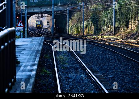 Am frühen Morgen fahren Tyne und Wear Metro auf dem Weg nach South Shields über Whitley Bay Stockfoto