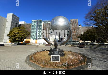 Das Wissenschaftsmuseum der Stadt Nagoya aus dem Shirakawa Park in Sakae, Nagoya, Japan. Stockfoto